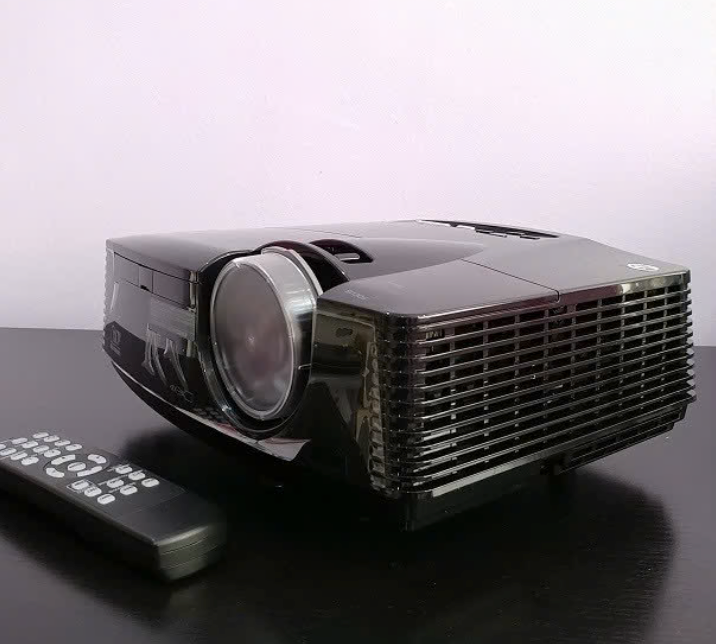 Videoprosjektor Mitsubishi HC400 - DLP HD til leie i Sagene