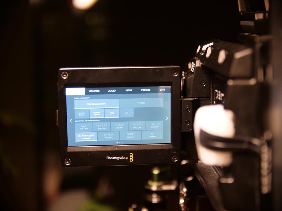 Blackmagic URSA MINI Pro 4.6k & 3 cine optikk & 1. 250W V-lock batteri, bilde 4 av 6